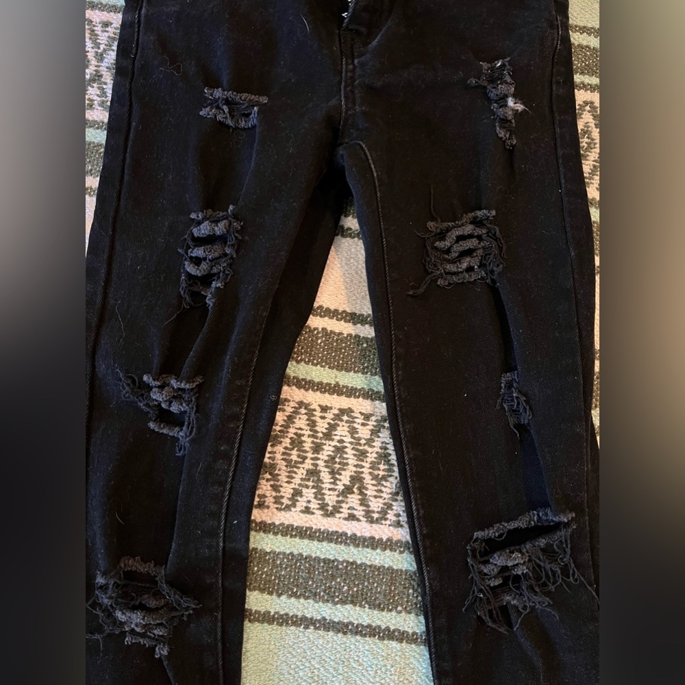 Ripped black stretch skinny jeans, like new!